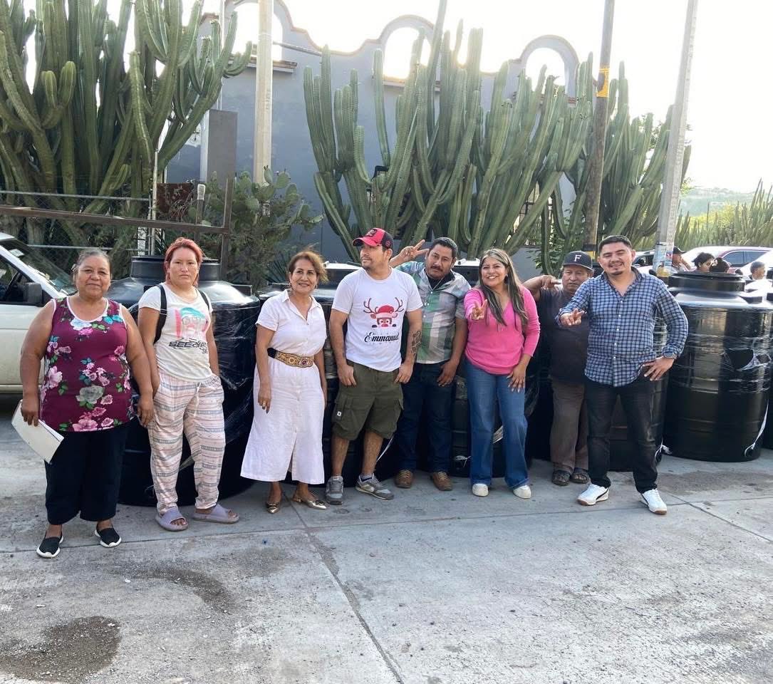 JoseLuisVa13181's tweet image. Como Secretario del CDE de @AccionNacional en Oaxaca, seguimos recorriendo el estado y trabajando con 💙 #MuchoCorazón por las familias oaxaqueñas.

En Totolapan entregamos tinacos subsidiados 💧 para mejorar el almacenamiento de agua en los hogares. 🙌🏼
#JoséLuisVargas #Apoy