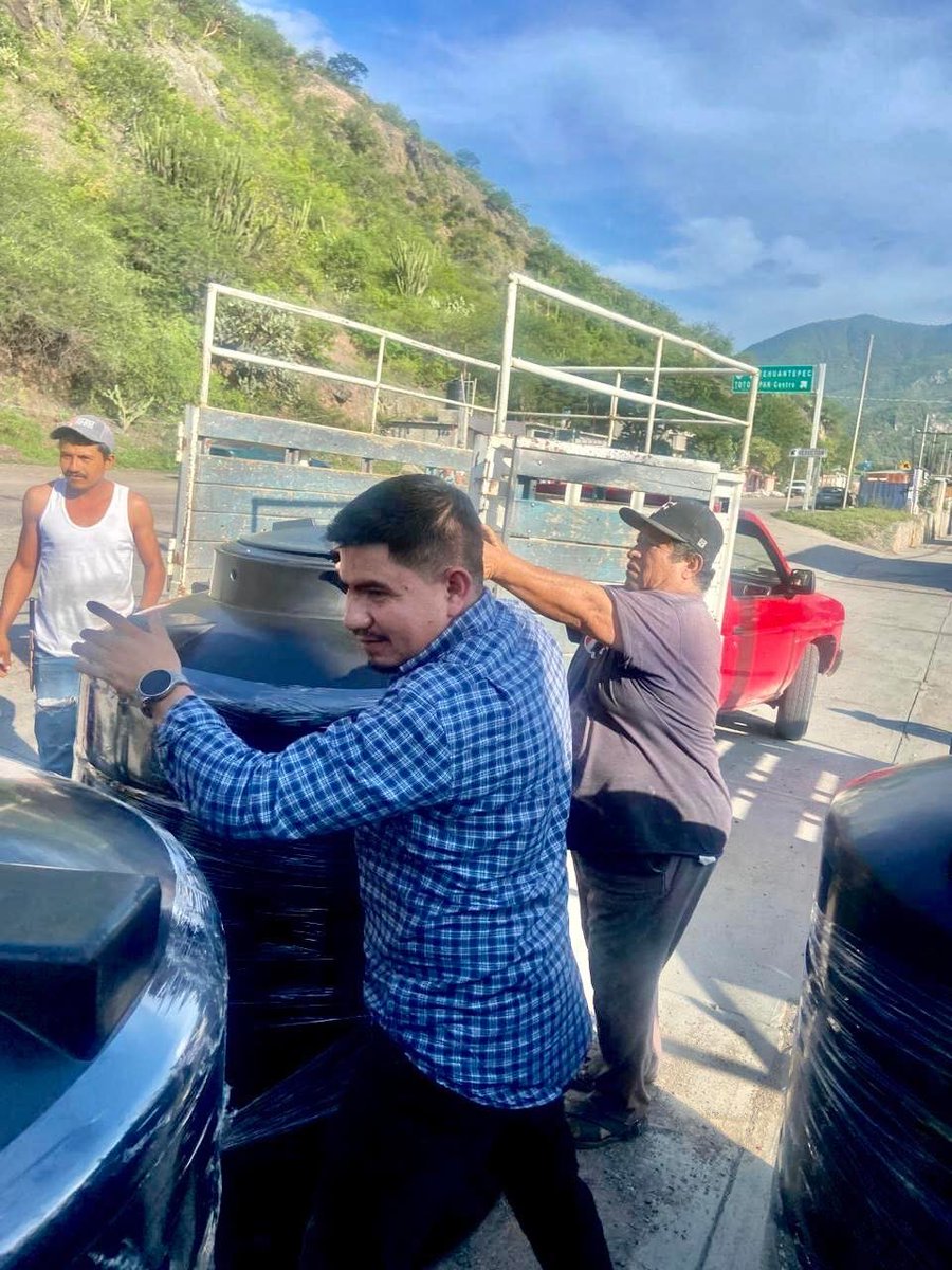 JoseLuisVa13181's tweet image. Como Secretario del CDE de @AccionNacional en Oaxaca, seguimos recorriendo el estado y trabajando con 💙 #MuchoCorazón por las familias oaxaqueñas.

En Totolapan entregamos tinacos subsidiados 💧 para mejorar el almacenamiento de agua en los hogares. 🙌🏼
#JoséLuisVargas #Apoy