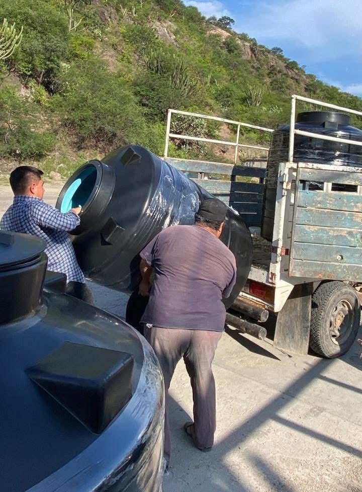 JoseLuisVa13181's tweet image. Como Secretario del CDE de @AccionNacional en Oaxaca, seguimos recorriendo el estado y trabajando con 💙 #MuchoCorazón por las familias oaxaqueñas.

En Totolapan entregamos tinacos subsidiados 💧 para mejorar el almacenamiento de agua en los hogares. 🙌🏼
#JoséLuisVargas #Apoy