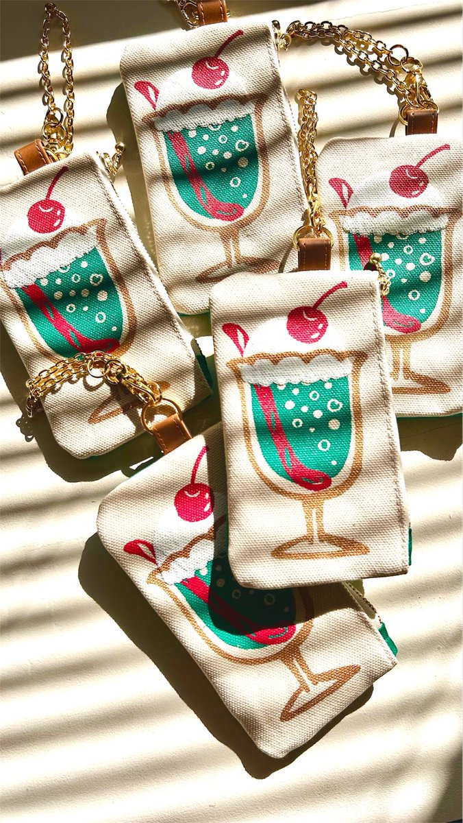 朝日を浴びるメロンクリームソーダ5杯🍈🍨🥤

lemonadepool.base.shop/items/22417509

#レモネードプール
#lemonadepool
#ハンドメイド
#handmade
#シルクスクリーン印刷
#メロンソーダ
#icecreamfloat
#melonsodafloat
#creema
#クリーマ
#ミンネ
#minne
#BASE
#BOOTH
#オリジナルイラスト