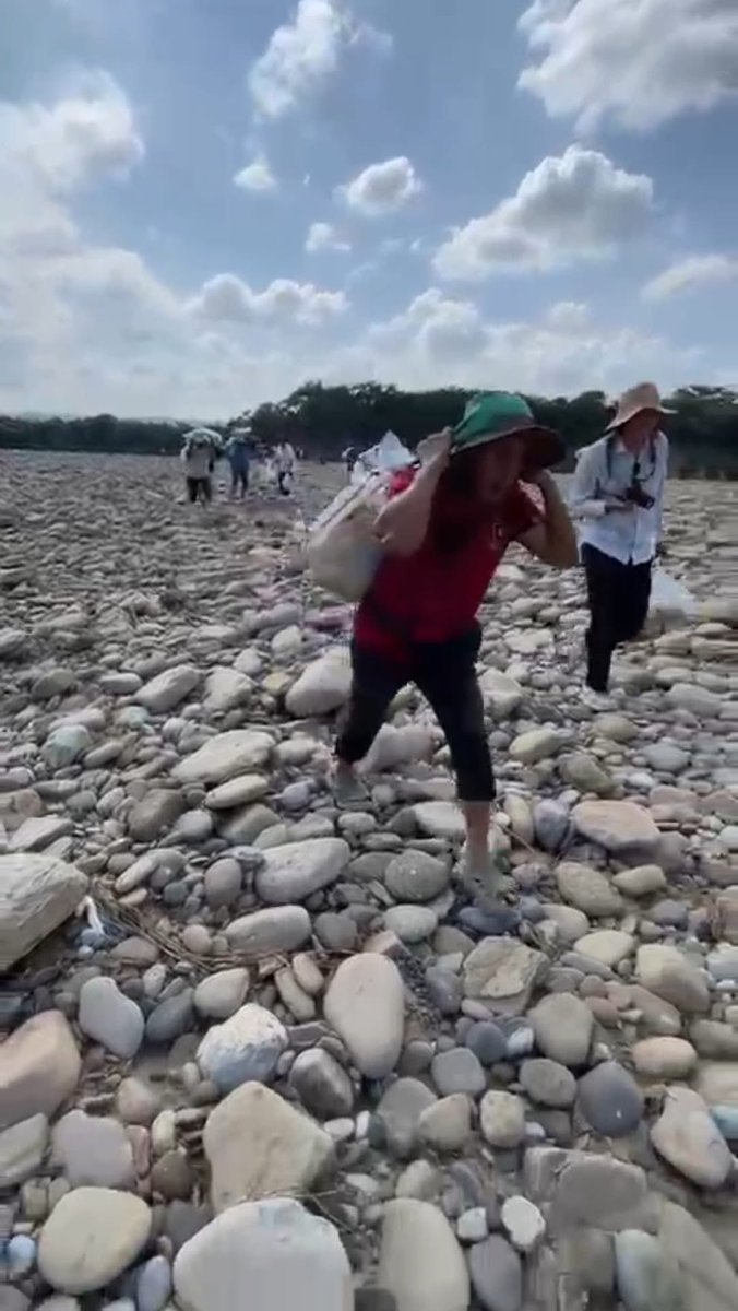 AntorchaOficial's tweet photo. ¡Aquí se transporta ayuda para damnificados! 
Muchas comunidades de Hidalgo y Veracruz siguen incomunicadas y el socorro del gobierno no aparece. Hasta ahí estamos llegando con la ayuda para el pueblo.  🔥🚩 

Gracias compañeros ❤️‍🔥 https://t.co/VgpebAeHhy