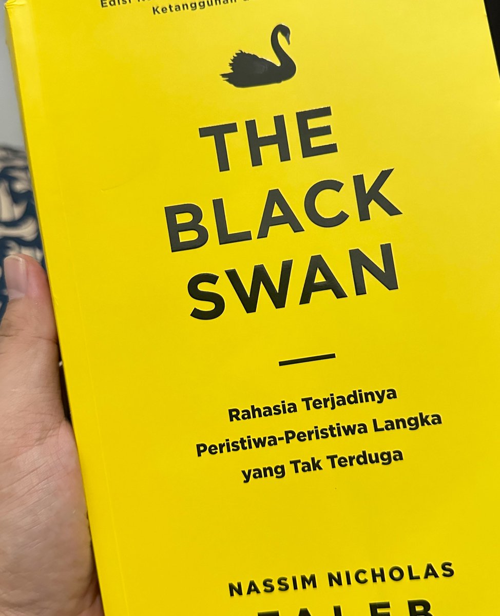 eskepalmilosatu's tweet image. Pagi ini saya baca satu kalimat menarik dari The Black Swan karya Nassim Nicholas Taleb:

“Rank your beliefs not according to their plausibility, but by the harm they may cause.”

(Urutkan keyakinanmu bukan berdasarkan seberapa masuk akalnya, tapi seberapa besar bahayanya jika…