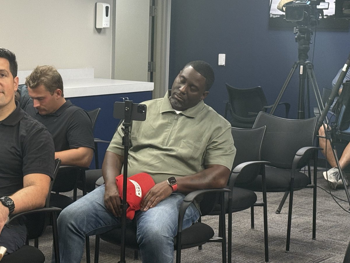 Us waiting on #Texans coach Demeco Ryans to speak has @BigSargeSportz tired. 