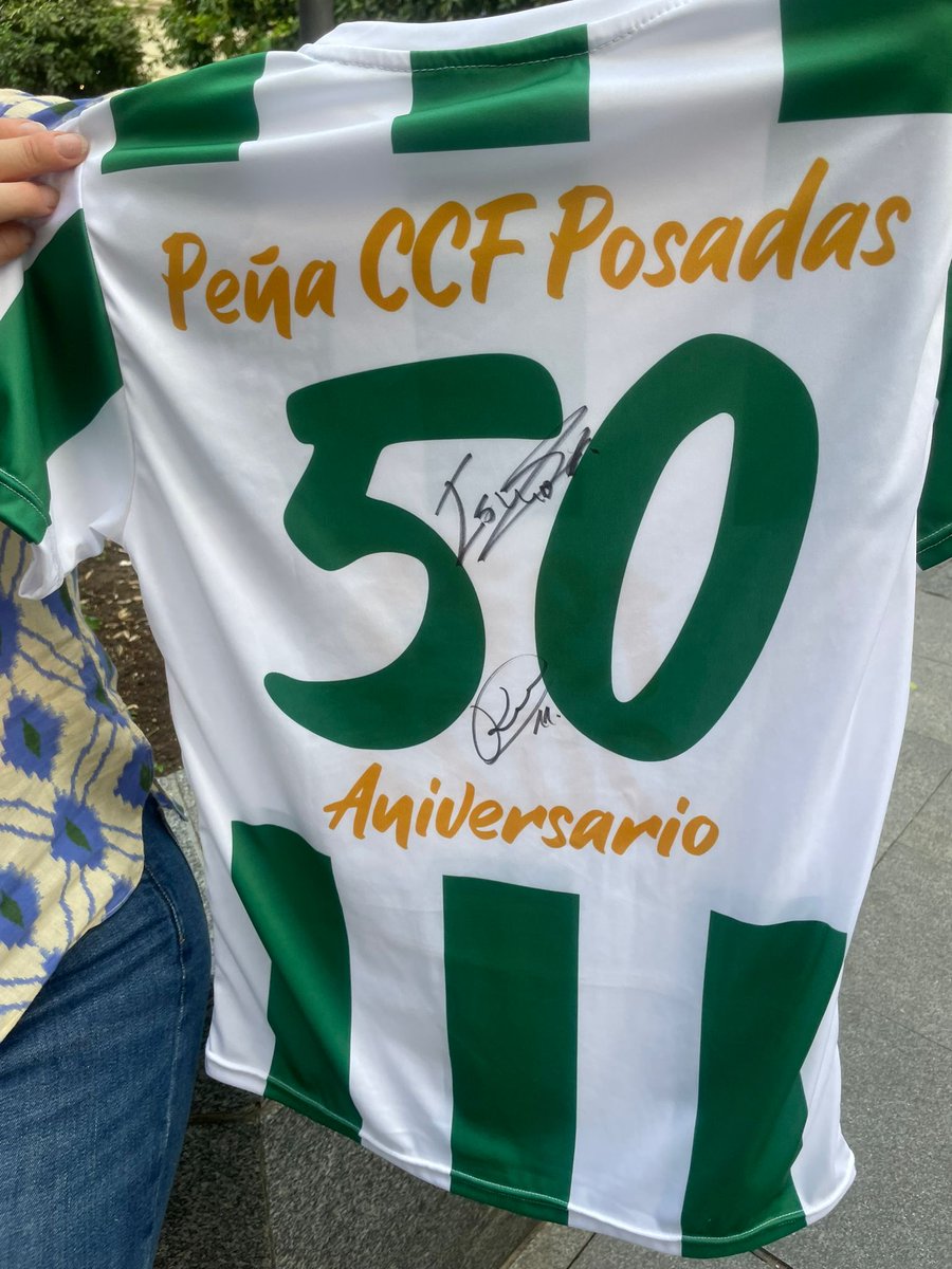 Dicen que "Si la montaña no va a Mahoma, Mahoma va a la montaña", hoy gracias a esta malena y cordobesista, los jugadores del Córdoba CF han recibido y firmado la camiseta conmemorativa del 50° aniversario de la peña Decana del Cordobesismo.
¡Gracias! 🤍💚🤍