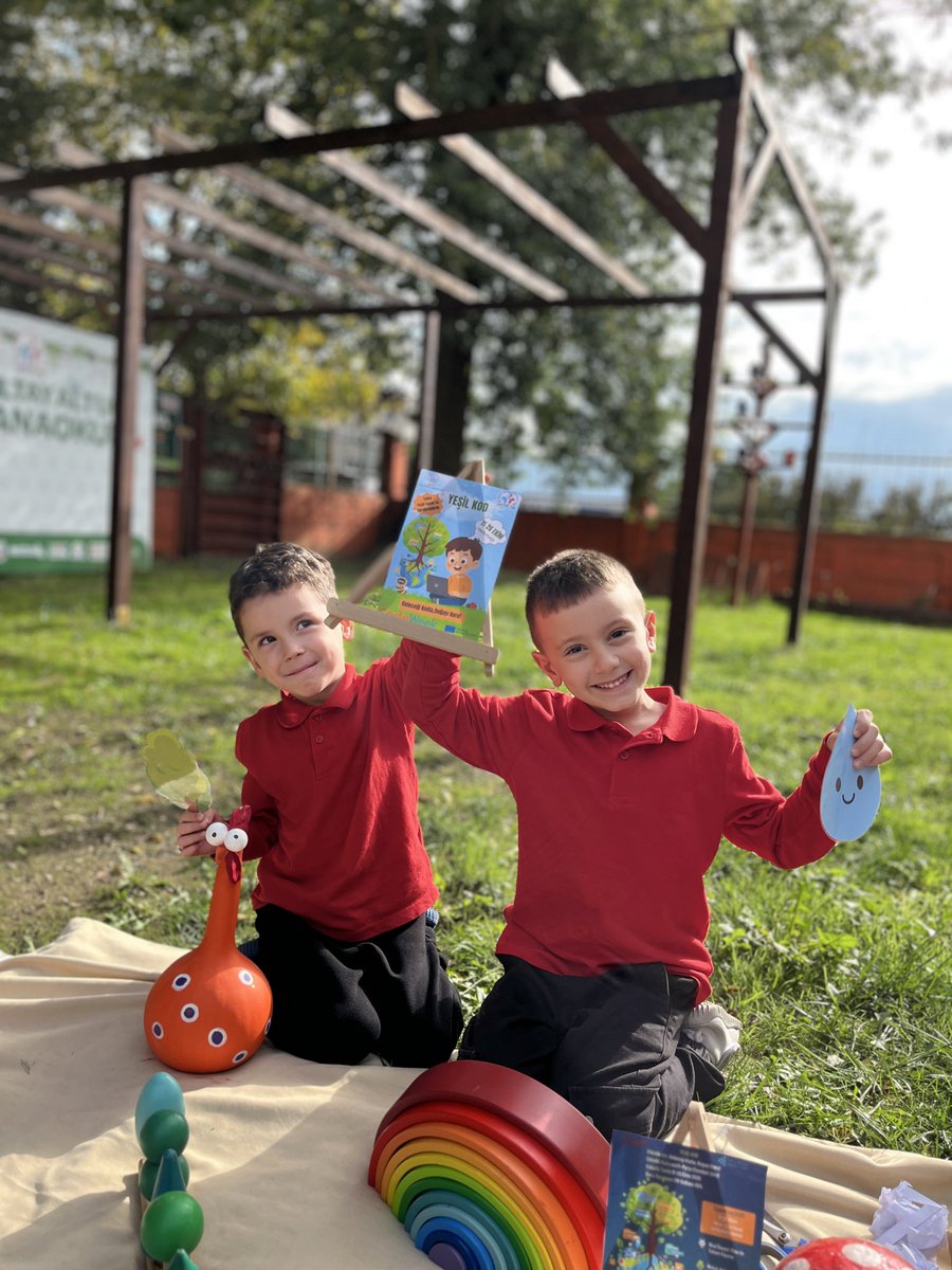 Kaptanaakizilay's tweet image. Deniz Kabukları Kulüp Sınıfı olarak CodeWeek 2025 kapsamında“Yeşil Kod – Geleceği Kodla, Doğayı Koru!” adlı projemizi tamamladık! 💚
Amacımız; çocuklarımızın doğayı koruma bilincini erken yaşta kazanmalarını sağlamak ve teknolojiyi doğa dostu bir şekilde tanımalarını sağlamaktı.