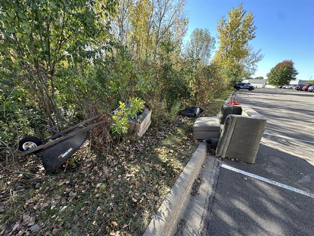 JKStPaulMN's tweet photo. Keeping properties clutter-free! 🚛 Our Junk King St. Paul crew hauled away a couch &amp; household junk left in a New Brighton parking lot. Fast, eco-friendly junk removal you can count on across the Twin Cities.#JunkKIngStPaul #NewBrighton #TwinCities #JunkRemoval https://t.co/GPMgt4LhuG