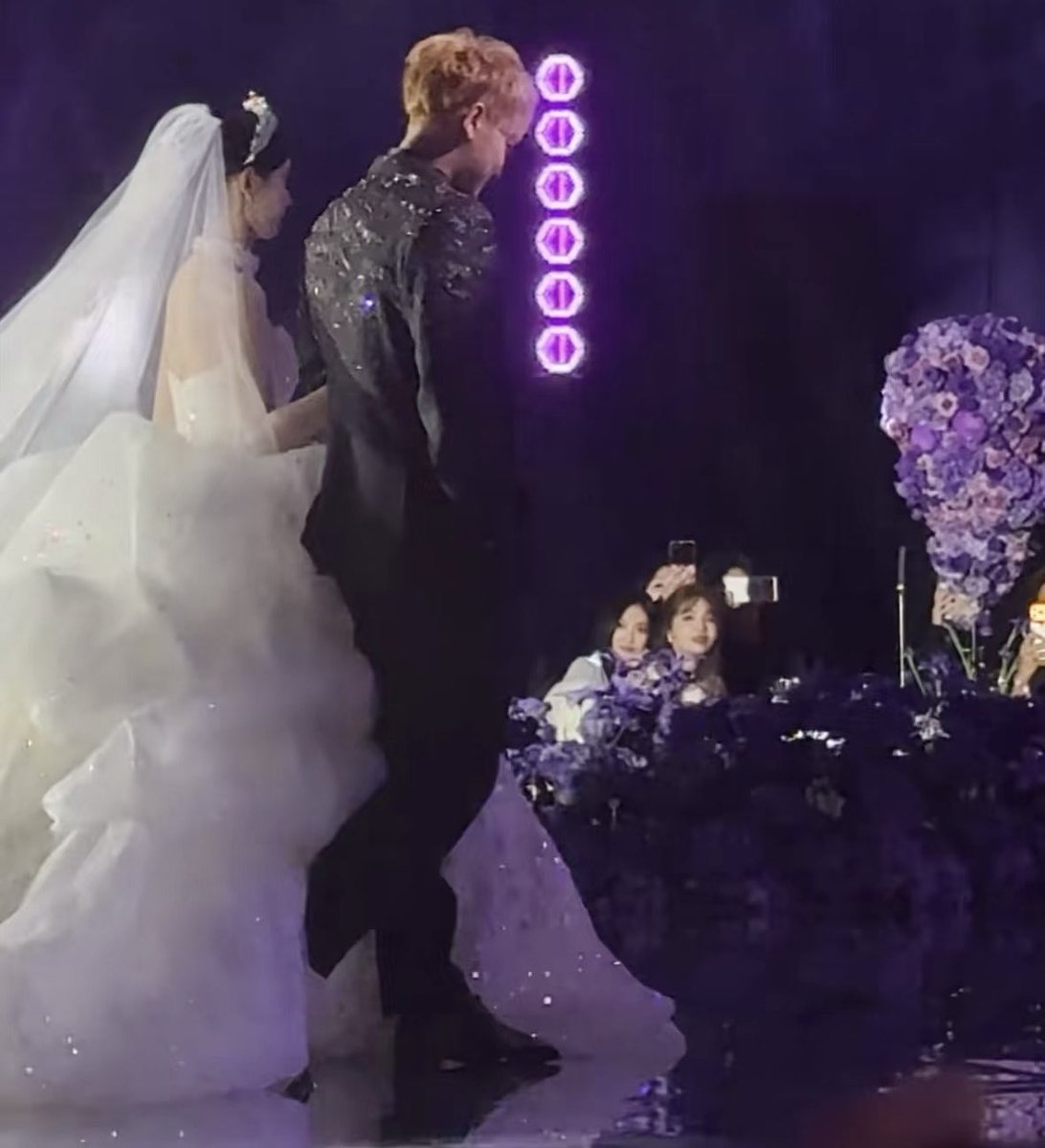 yizhuo1st's tweet photo. got a bit emotional seeing clips of ningning at tao and yiyang’s wedding bc while everyone was filming, ningning was just staring and admiring yiyang while she was walking down the aisle huhu my yingning 😭🫂 i’m glad they were able to maintain their friendship over the years 🥹🤍
