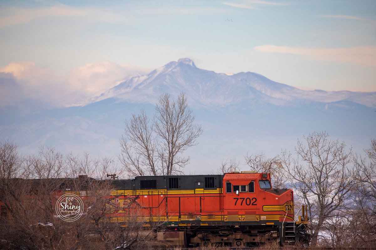oooshinyphotos's tweet photo. Train Below the Mountain

#train #mountain #trees #clouds #landscape #nature #LongsPeak #BarrLakeStatePark #Brighton #Colorado #Canon #photography #trainphotography #BNSF #BNSFphotography #mountainphotography #winter #winterphotography #landscapephotography

1/2 https://t.co/eJaqAsFWSB