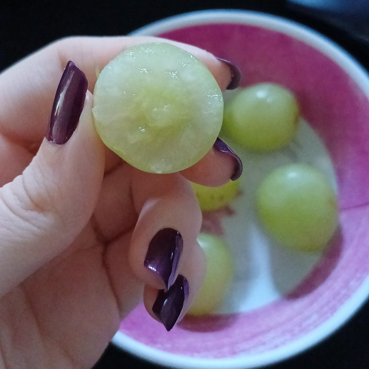 olha essa fruta super rara nascida aqui do meu quintal sem agrotoxicos nenhum muito bonita e doce e sem sementes, tive a honra de ser a primeira a comer essa fruta
