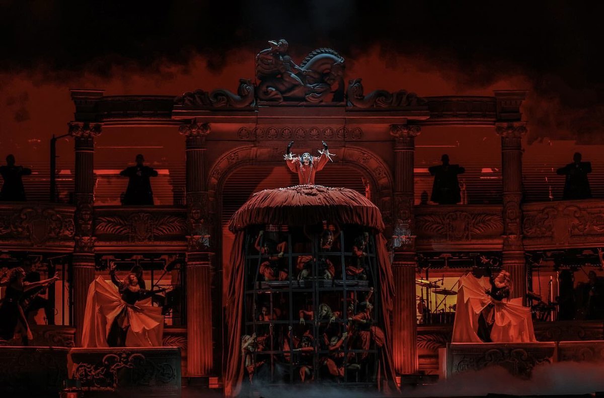 The New York Times elege a abertura da The MAYHEM Ball Tour como a melhor abertura de show de TODOS OS TEMPOS. 

“Ela nos protege e morreria por nós, diferente de Beyoncé e Taylor. Ela é a única estrela pop com esse fogo" — escreveu o jornal.