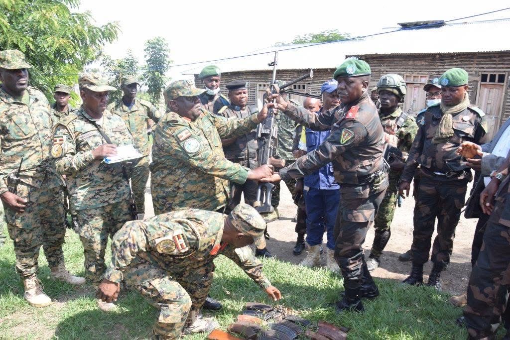 yungkongo's tweet image. 🚤🇨🇩🇺🇬 Après un accrochage sur le #lacÉdouard 💥, l’armée #Ougandaise a restitué les #armes 🔫 et le navire 🛥️ confisqués aux #FARDC 👮‍♂️. Les deux armées ont décidé de faire la #paix ✌️ et de #collaborer 🤝 pour surveiller ensemble le lac 🌊 ! #RDC #Ouganda #Sécurité #Coopération