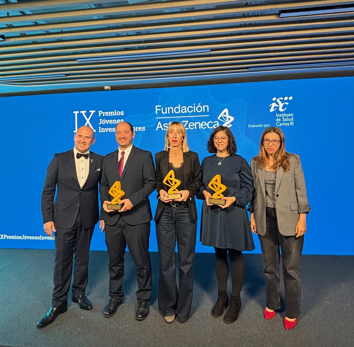 🏆 En el área de Cardiovascular, Renal y Metabolismo recibe el galardón, de la mano de Sonia Martín Dir. de Planificación Sanitaria, Investigación e Innovación de <a href="/Salud_JCYL/">Salud JCYL</a> y <a href="/RrsRick/">Ricardo "Rick" R. Suárez</a>, Presidente de la Fundación AstraZeneca y de <a href="/AstraZenecaES/">AstraZeneca España</a>, el proyecto coordinado por