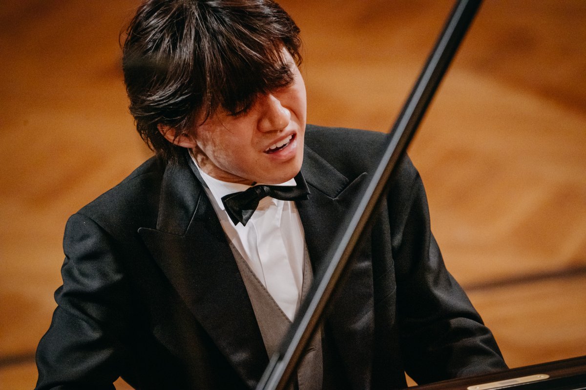 ptna_tokkyu's tweet image. #ショパンコンクール2025 公式Instagramでは早速最終日の演奏者たちの美しい写真がアップされています。
#牛田智大 さんの公式カメラマンによる写真を抜粋。
©Krzysztof Szlezak / Wojciech Grzedzinski (NIFC)