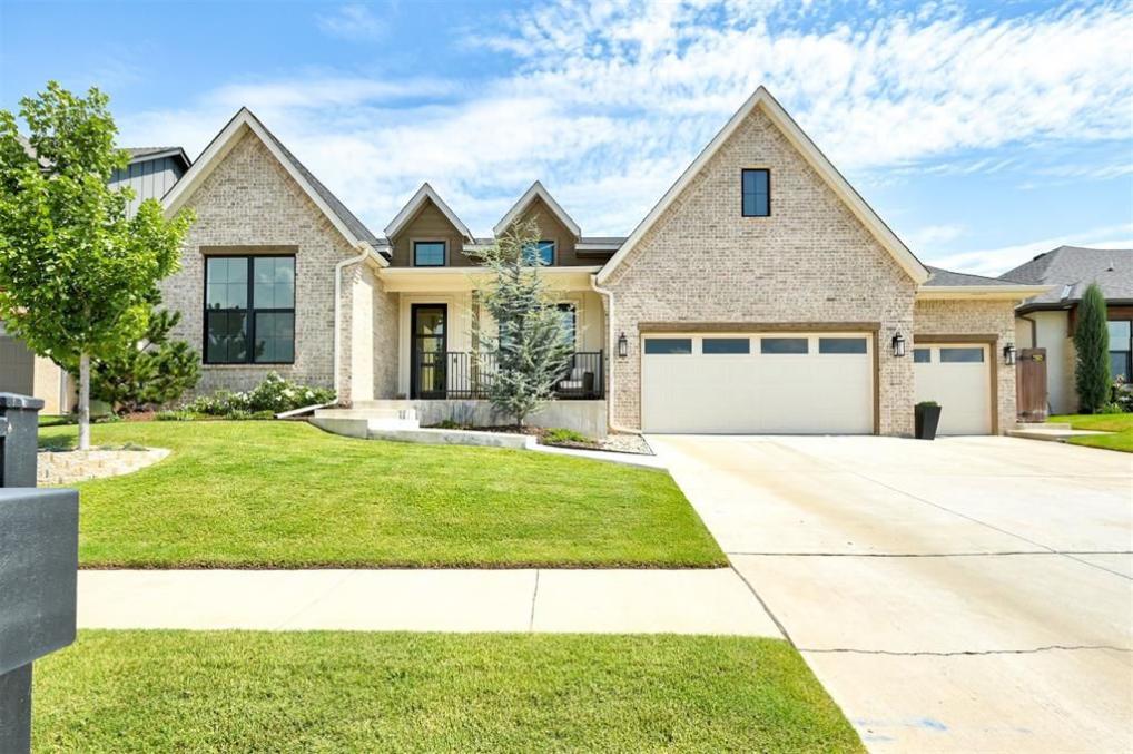 WyattPoindexter's tweet image. Bright and timeless in Edmond's Stone Hill—vaulted ceilings, chef's kitchen, private primary suite, wooded yard. Gated and convenient! 4 beds, 3 baths.
Listed by Wayne Kirby – The Agency Oklahoma
#EdmondOK #GatedCommunity #TimelessHome #TheAgencyOK #3900ShadyHillTRL