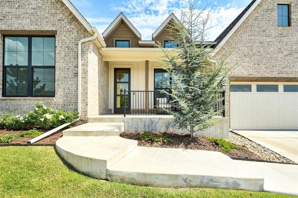 WyattPoindexter's tweet image. Bright and timeless in Edmond's Stone Hill—vaulted ceilings, chef's kitchen, private primary suite, wooded yard. Gated and convenient! 4 beds, 3 baths.
Listed by Wayne Kirby – The Agency Oklahoma
#EdmondOK #GatedCommunity #TimelessHome #TheAgencyOK #3900ShadyHillTRL