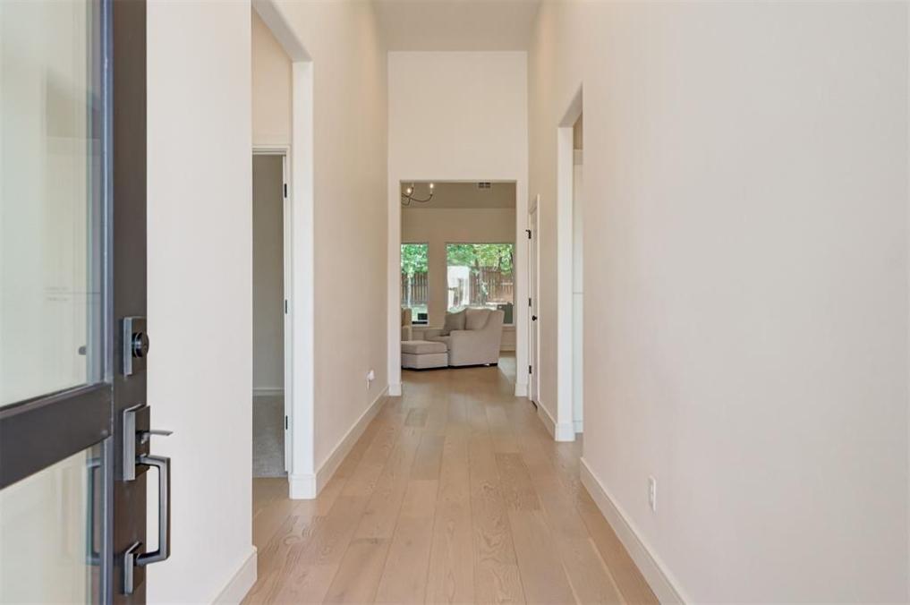 WyattPoindexter's tweet image. Bright and timeless in Edmond's Stone Hill—vaulted ceilings, chef's kitchen, private primary suite, wooded yard. Gated and convenient! 4 beds, 3 baths.
Listed by Wayne Kirby – The Agency Oklahoma
#EdmondOK #GatedCommunity #TimelessHome #TheAgencyOK #3900ShadyHillTRL