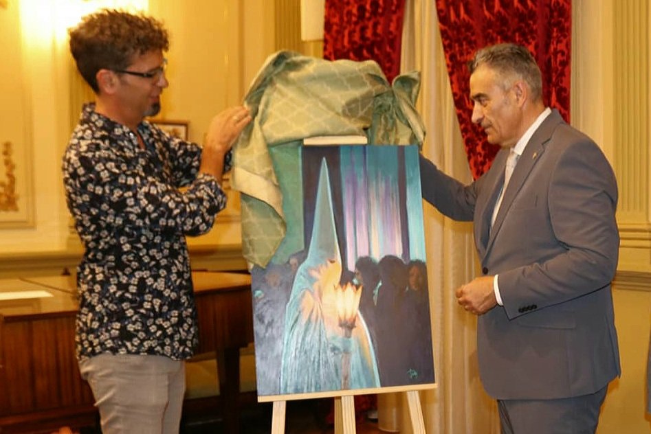 PalenciaAyto's tweet image. La alcaldesa @mndres asiste al acto de presentación de la imagen elegida para representar la #SemanaSantaPalencia2026. La obra del #pintor Santiago Lorenzo, inspirada en la Procesión del Silencio, refleja la #introspección y el #recogimiento de los #cofrades jugando con la luz.