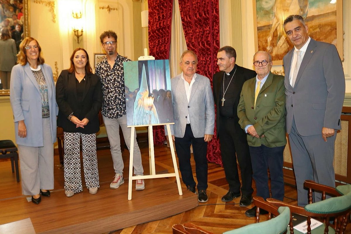 PalenciaAyto's tweet image. La alcaldesa @mndres asiste al acto de presentación de la imagen elegida para representar la #SemanaSantaPalencia2026. La obra del #pintor Santiago Lorenzo, inspirada en la Procesión del Silencio, refleja la #introspección y el #recogimiento de los #cofrades jugando con la luz.