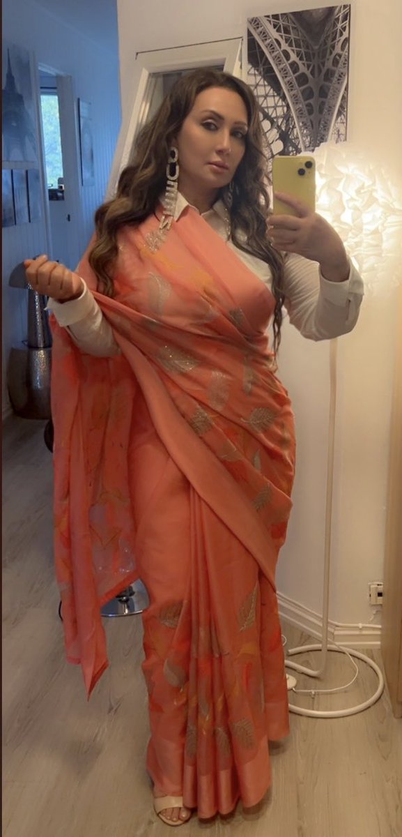 Soniakhan1pak's tweet image. “Every woman is a queen, and the crown she wears is her self-respect.”
— Sonia Khan Khattak