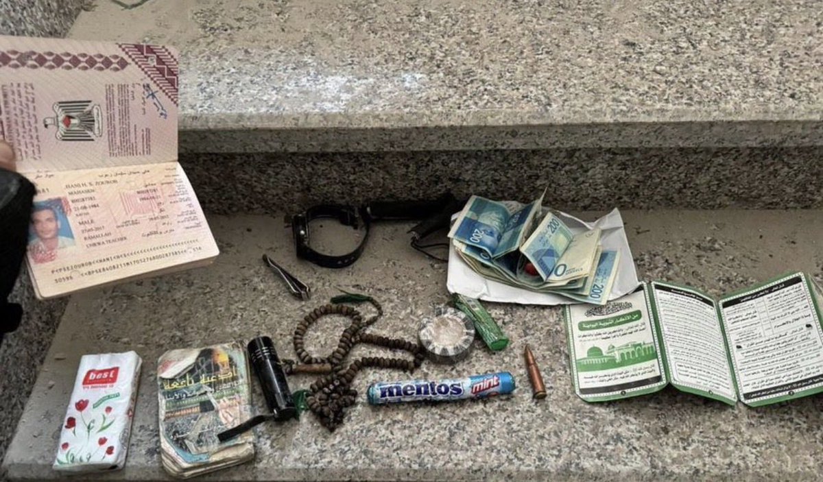 VarolCafer's tweet photo. Merhum Yahya es-Sinvâr şehid edildiği vakit üstünde sadece iki parça döküman çıktı. İkisi de Peygamber Efendimiz'den [Aleyhissalatu Vesselam] aktarılan mesur dualar idi. Evradını çekerken kullandığı bir tespih vardı. Gıda adına zannımca şekerini dengede tutsun diye yanında taşıdığı bir paket şeker vardı. Bir tırnak makası, az bir miktar para, bir pasaport, kol saati, el feneri ve bir adet elektrik bandı vardı. Son ana kadar teslim olmayıp şehit olana kadar savaşmıştı. 22 yılını İsrail zindanlarında geçirdiği ömrünü düşmanına diz çökmeden şehadele taçlandırdı. Son yüzyılda onun siyonizme vurduğu ağır darbeyi hiç bir lider vurmadı. Bedelini canıyla ödedi. Ama asla düşmanından kaçmadı. Halkının en fakirinden dahi daha fakir bir yaşamı vardı. Halkını ilk kendisinin göğüslemediği hiç bir belaya sürüklemedi. O İslam Tarihine adını altın harflerle yazdırdı. Allah, şehadetini kabul etsin ve onu Seyyidüş-Şüheda Hamza b. Abdümuttalib ile haşretsin.
