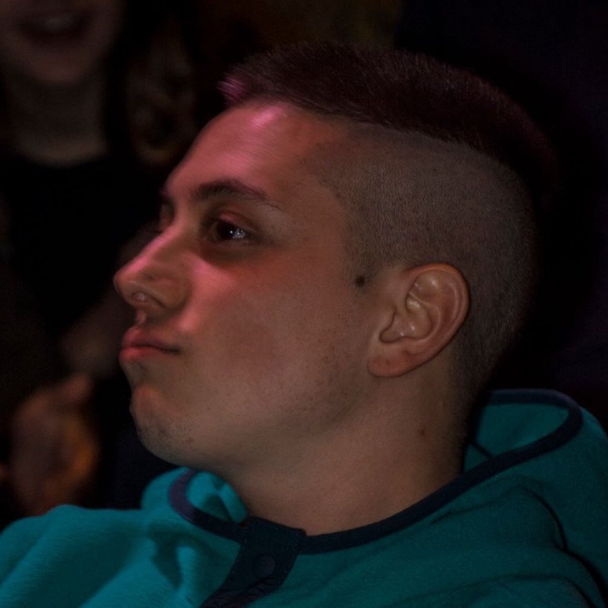 cuando el barbero de la esquina que tiene la foto de zayn malik en la puerta hace 2x1 en corte