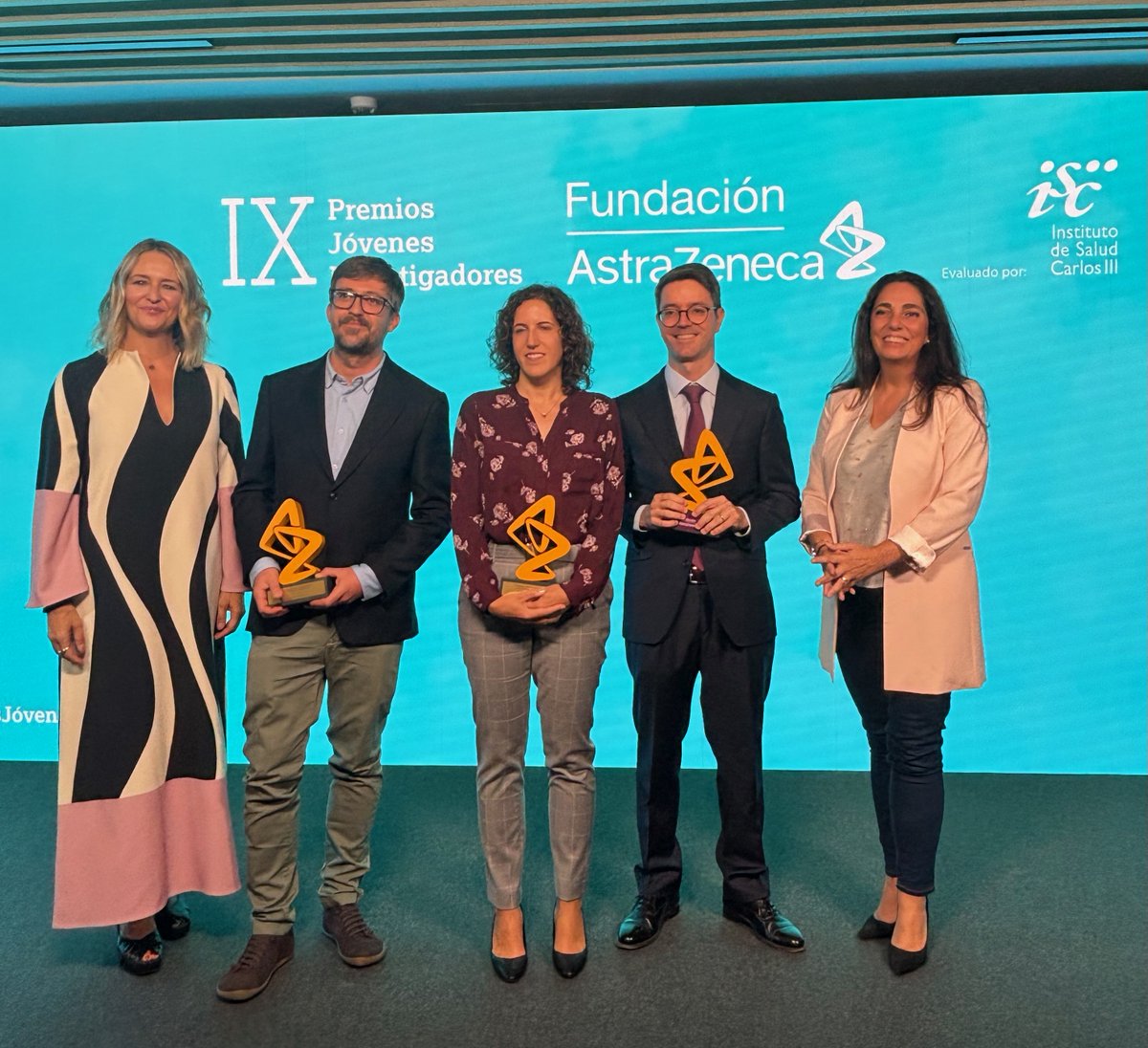 🏆 El proyecto ganador de Respiratorio e Inmunología en los #IXPremiosJóvenesInvestigadores ha sido coordinado por <a href="/DarioAntolin/">Dr. Dario Antolin #Alergia</a>, de la Fundación para la Investigación Biomédica del Hospital Universitario Ramón y Cajal, entregado por @Marta_moreno1972, vicepresidenta de la