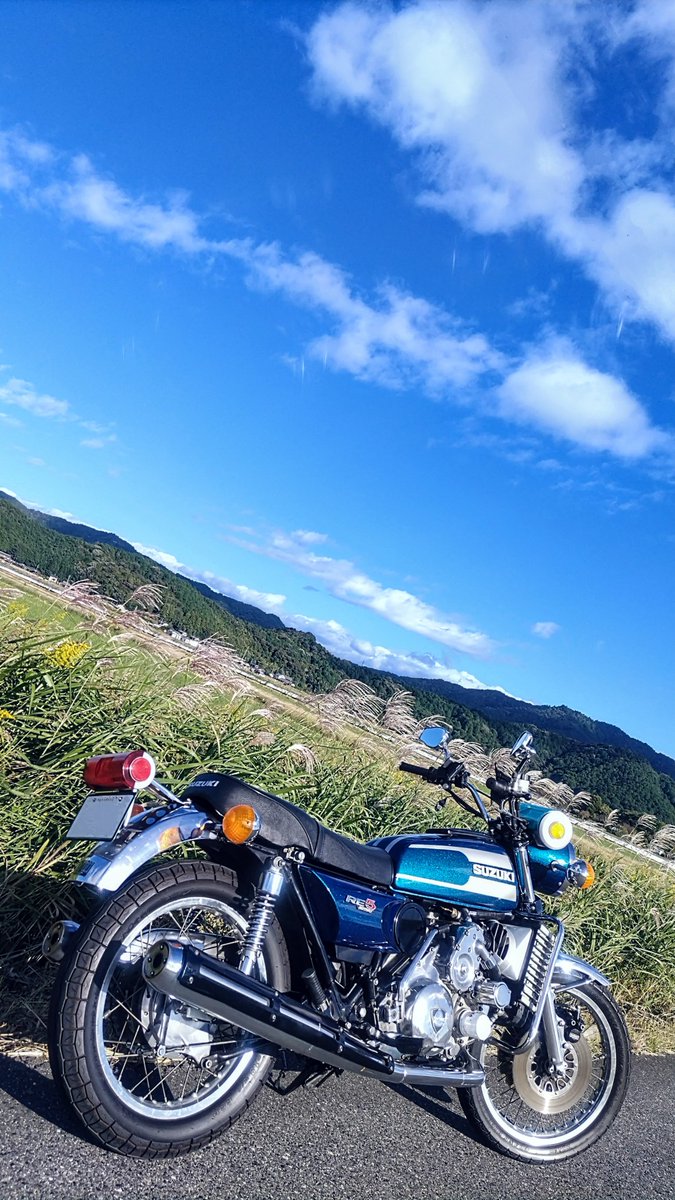 季節の変わり目を感じながら走る🏍️✨️
#これを見た人は愛車の背景が青空の画像を貼れ
#近江八幡市
#バイクのある風景 
#スズキRE5