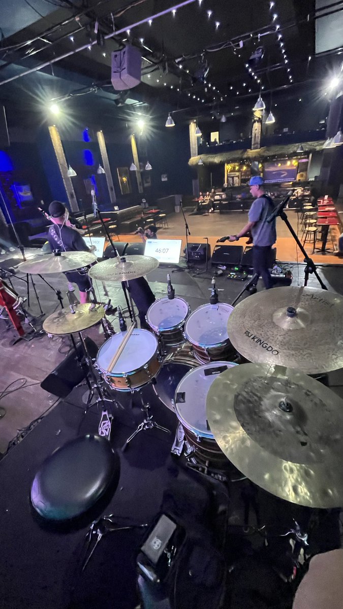 Panggung pertama bareng band batak gaisss!! Seruuu dan pecah bgttt tapi nervouse banget asliii sebenernyaa HAHA(gatau knp kali ini bener2 panik bet anj pdhl udah biasa manggung🥶) karna sebenernya grgr satu panggung sama artis2 jd agak minder gt hehe✌🏻