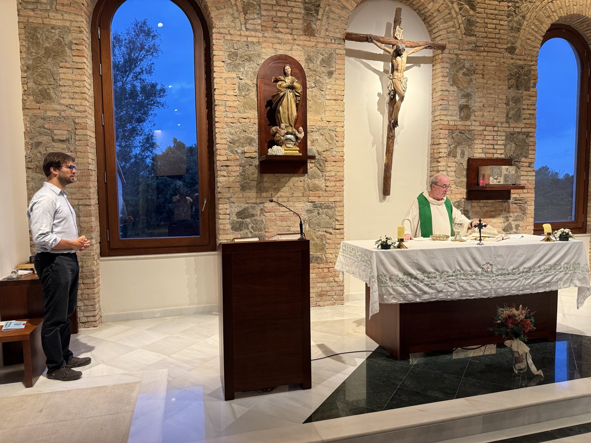 La tarde ha dado espacio a la práctica de la conversación espiritual.

En grupos mezclados de diversos colegios, los participantes han rezado, compartido y soñado cómo seguir construyendo comunidad en nuestros colegios, en nuestra red.

#EducaciónJesuitas #JECSE