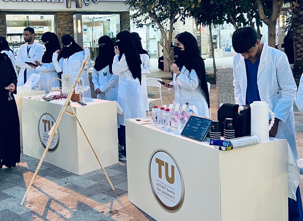 TUmoments's tweet photo. أقامت #جامعة_الطائف ممثّلةً في كلية التمريض (نادي التمريض التخصصي) فعاليةً توعوية بعنوان :
«التوعية بمخاطر التدخين الإلكتروني»
وذلك ضمن مبادراتها الهادفة إلى نشر الوعي الصحي وتعزيز أنماط الحياة السليمة بين أفراد المجتمع.
حيث أُقيمت الفعالية في سوق البلد وشهدت مشاركة مميزة من المتطوعين والمتطوعات في نشر الرسائل التوعوية حول أضرار التدخين الإلكتروني وسبل الوقاية منه ، تعزيزاً لصحة المجتمع ورفعاً لجودة الحياة.