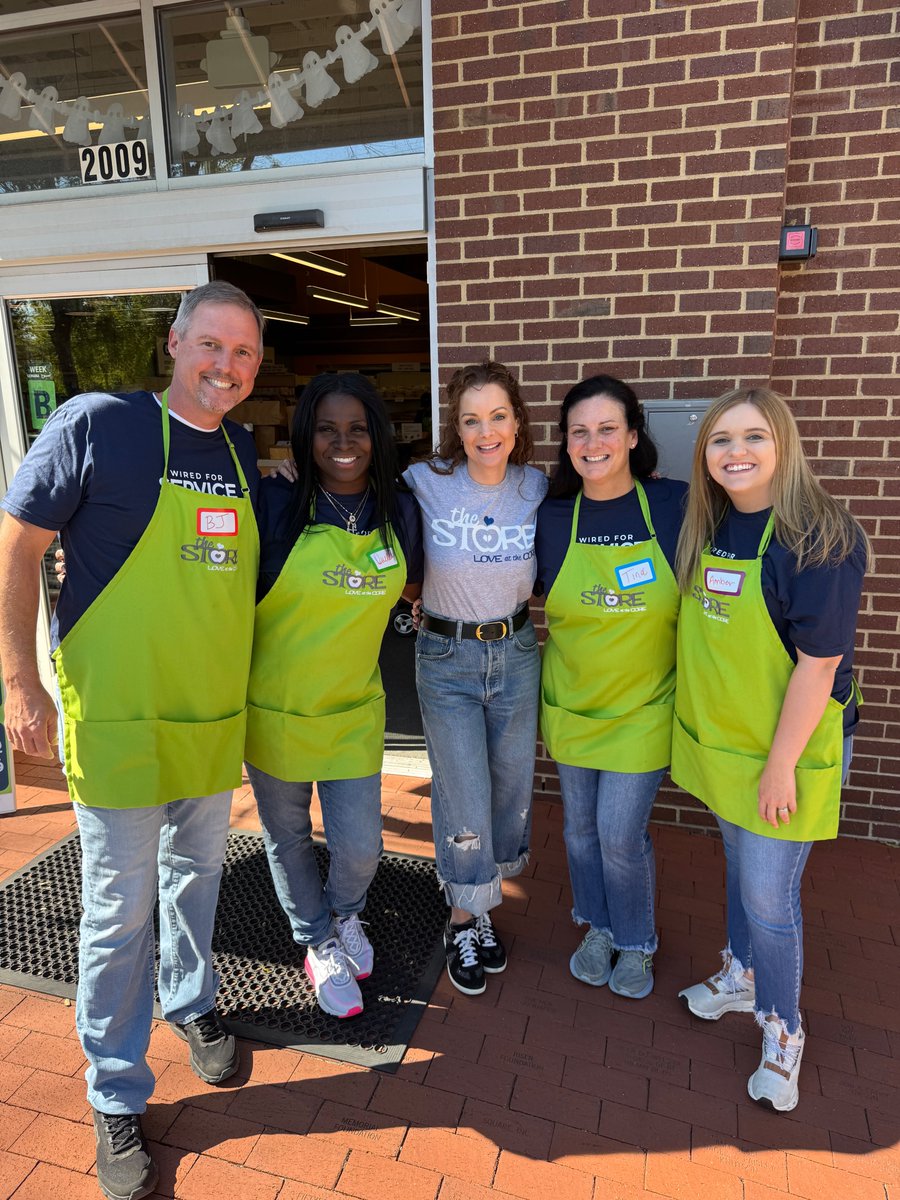 TNELECTRIC's tweet image. We spent our Tennessee Electric Co-op Day of Service volunteering at The Store, which is a non-profit grocery store, founded by Brad Paisley and Kimberly Williams-Paisley, that provides free groceries to individuals and families in need.

#EnergizingEveryMoment