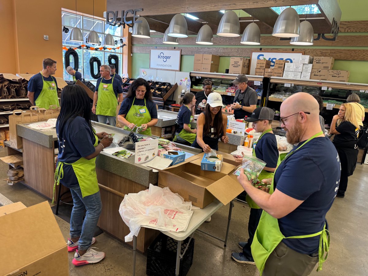 TNELECTRIC's tweet image. We spent our Tennessee Electric Co-op Day of Service volunteering at The Store, which is a non-profit grocery store, founded by Brad Paisley and Kimberly Williams-Paisley, that provides free groceries to individuals and families in need.

#EnergizingEveryMoment