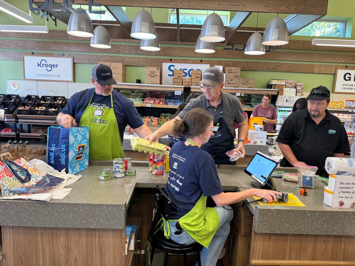 TNELECTRIC's tweet image. We spent our Tennessee Electric Co-op Day of Service volunteering at The Store, which is a non-profit grocery store, founded by Brad Paisley and Kimberly Williams-Paisley, that provides free groceries to individuals and families in need.

#EnergizingEveryMoment