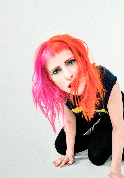 KNUCKLEWH1TE's tweet image. missing her baby bangs like a mf