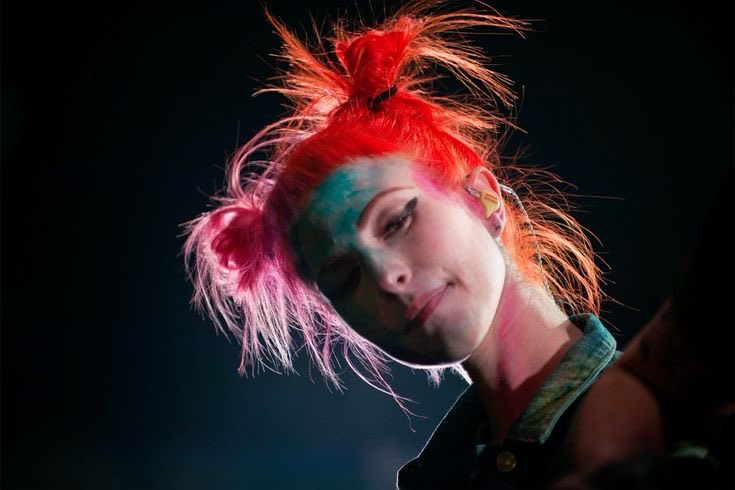 KNUCKLEWH1TE's tweet image. missing her baby bangs like a mf