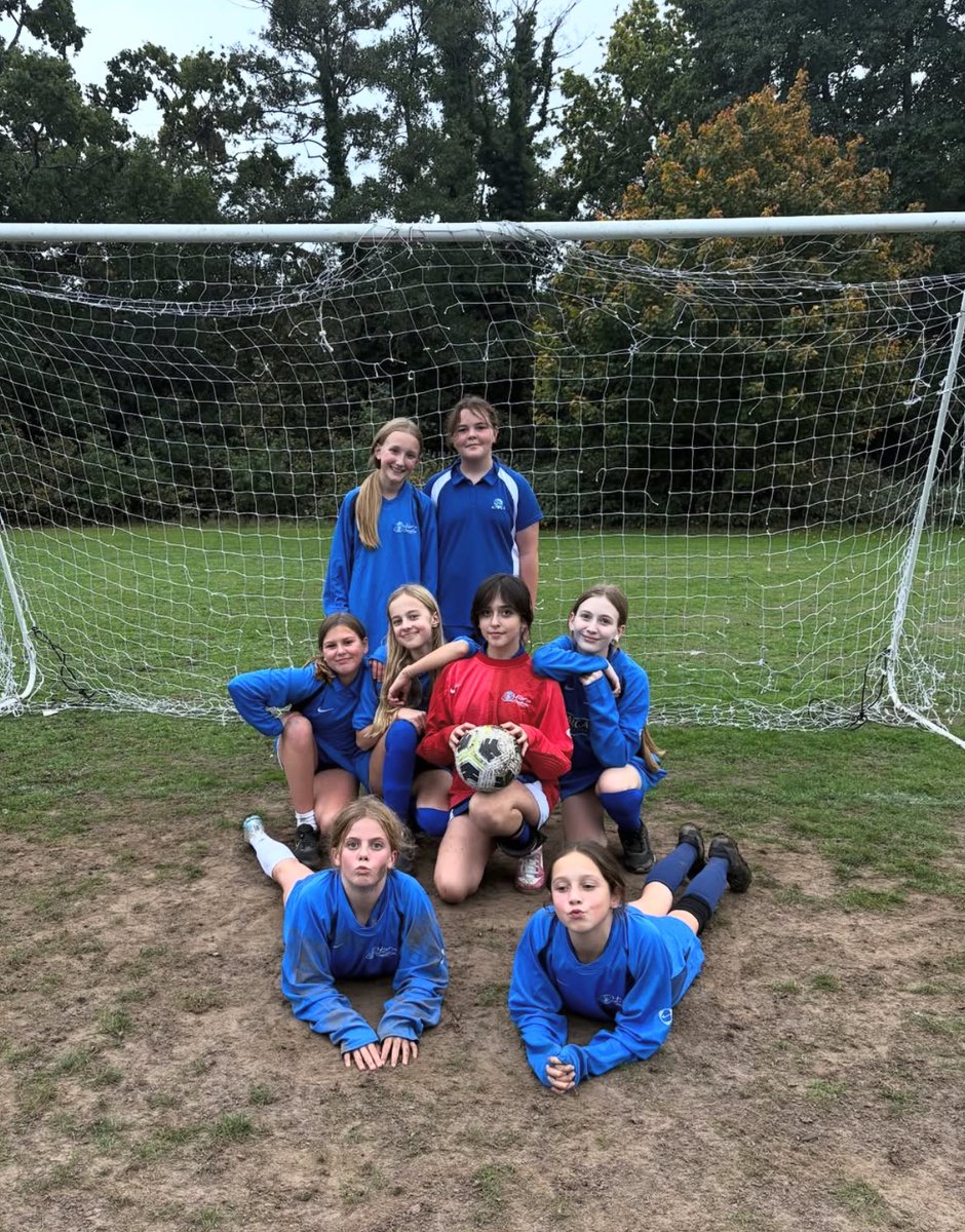 First football fixture of the season for our y7 girls! The girls battled bravely against a competitive Heathside team. Our girls showed lots of determination, teamwork and sportsmanship through the game ⚽️🔵 #KingsPE #GetInvolved