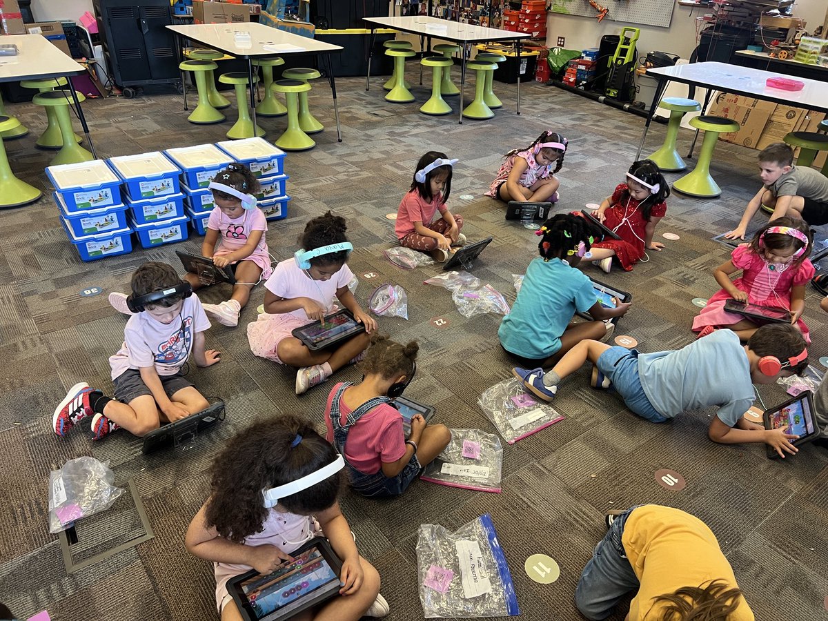 KnIhT_tNeReFfId's tweet photo. Kindergarten getting their @typetastic_com  on!!! We had a blast today trying to get past the frog pond. #stem #stemed #extech #makerspace #makersgonnamake @SVViperPride @DVUSD https://t.co/EEr1MbERbO