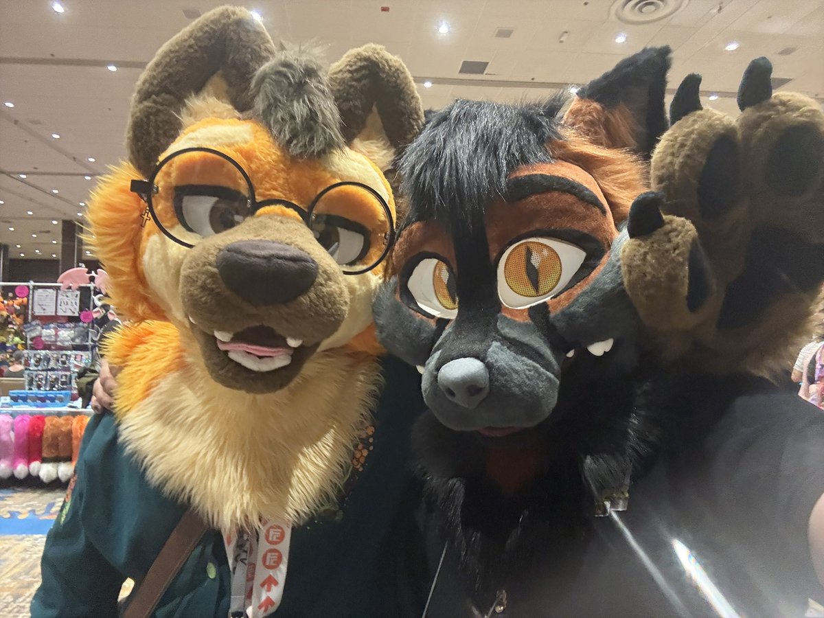 AltezzaFox's tweet photo. 2 days in and I’m still having a blast! The amount of people that have been loving the suit has been great! Can’t wait for the sleeves to be done!! Got two more days before I have to drive 8 hours home in a drift car but it should be fiiiine 🫠

#blfc2025 https://t.co/R6jQZDBQdp