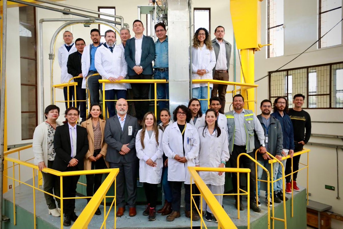 MinEnergiaCo's tweet photo. Colombia avanza en el desarrollo del proyecto de #LeyNuclear, que tiene como objetivo crear la Agencia Nacional de Seguridad Nuclear para fortalecer el marco regulatorio en el uso seguro de las radiaciones ionizantes, materiales nucleares y radiactivos en el país. 

El Grupo de Asuntos Nucleares del @MinEnergiaCo  trabaja en el fortalecimiento del marco regulatorio y de la política pública que, a futuro, permitirá la incorporación de pequeños reactores nucleares, complementando la matriz energética nacional y contribuyendo a la #TransiciónEnergéticaJusta.