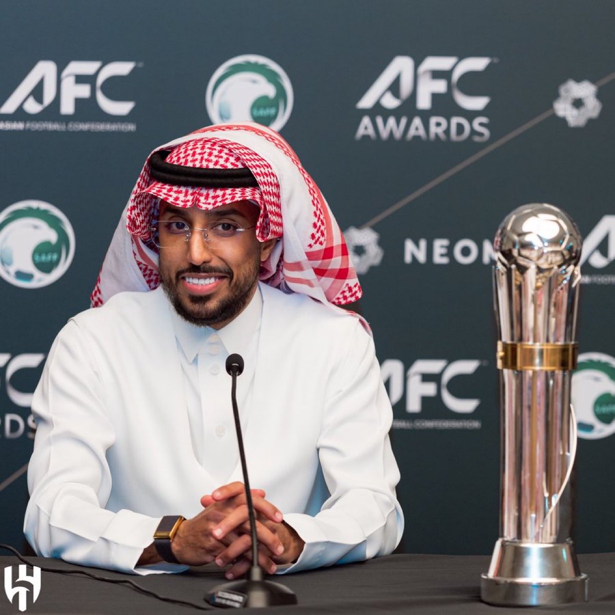 #افضل_لاعب_في_اسيا الووو وين الي مسوين حمله على سالم الدوسري 🤣🤣🤣