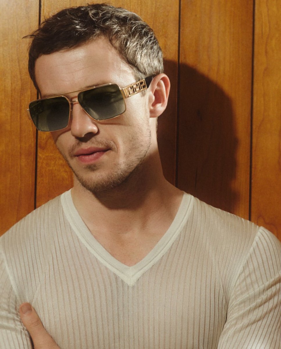 🔴 Joseph Quinn for Versace eyewear.