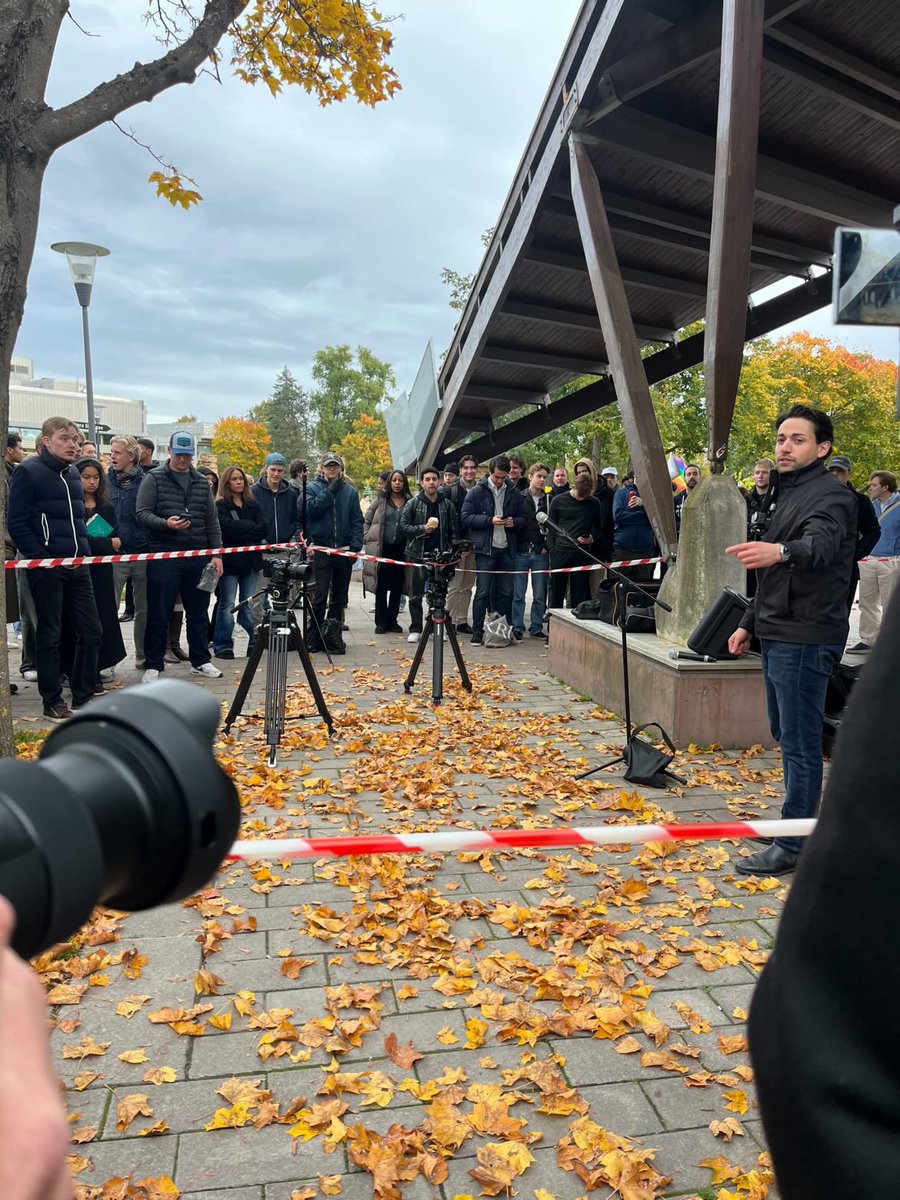 NickAlinia's tweet image. Stort tack till alla som kom till Stockholms universitet idag!
Trots lite mystiska ljudproblem blev det ett fantastiskt trevligt evenemang som lockade till sig både studenter, icke-studenter, fria medier, youtubers (även utländska) och massmedia.
Till och med de maskerade…