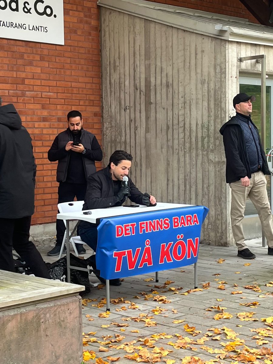 NickAlinia's tweet image. Stort tack till alla som kom till Stockholms universitet idag!
Trots lite mystiska ljudproblem blev det ett fantastiskt trevligt evenemang som lockade till sig både studenter, icke-studenter, fria medier, youtubers (även utländska) och massmedia.
Till och med de maskerade…