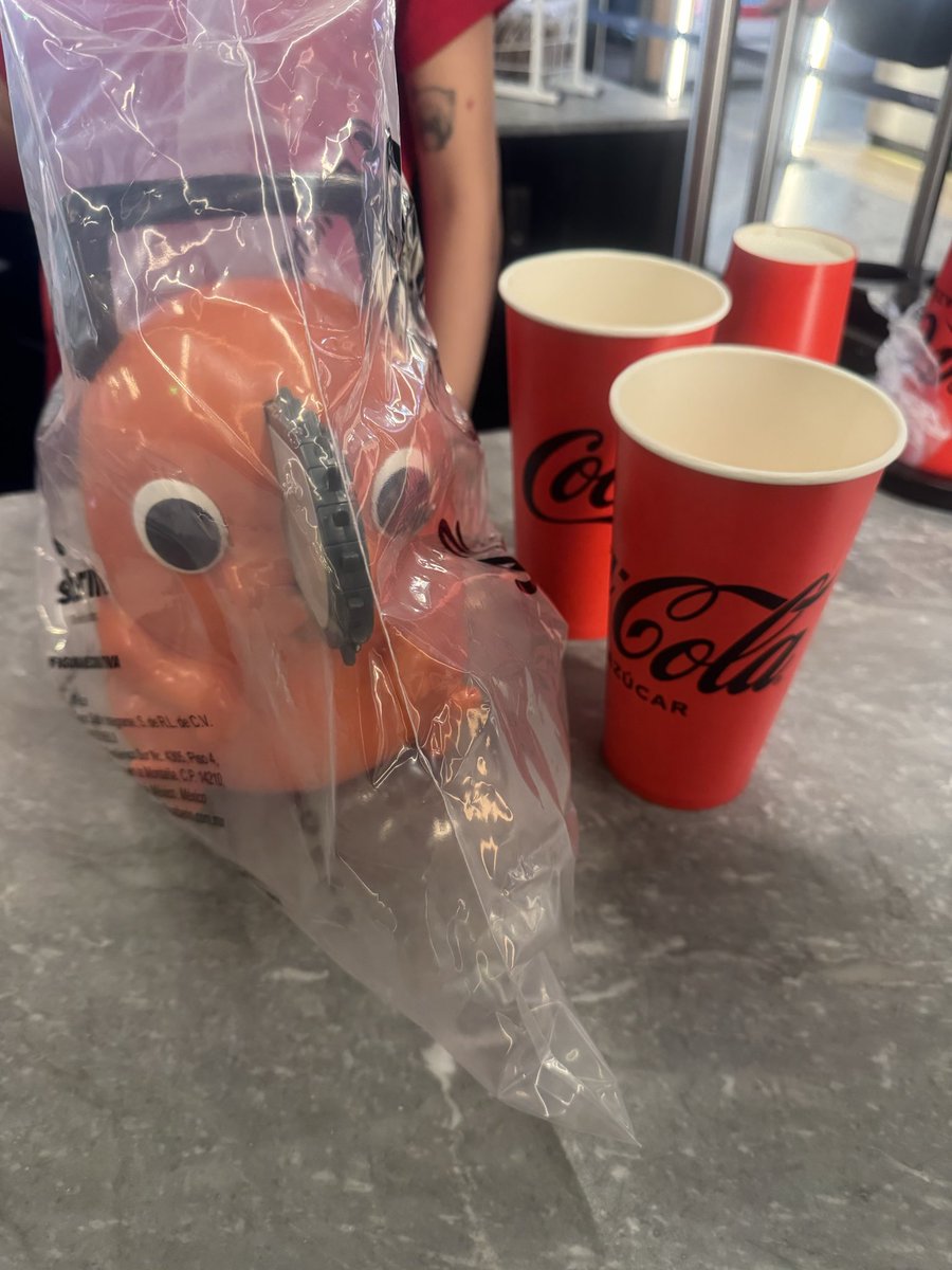 HughDraco's tweet photo. Ya pueden adquirir en @Cinemex la palomera edición especial de #ChainsawMan de #Saberin !
Venta general y hasta agotar existencias a partir del 16 de octubre!
Consíganla en el Combo Para Compartir que trae dos refrescos medianos y unas palomitas medianas por $549 MXN! https://t.co/H7TcWzpBLB