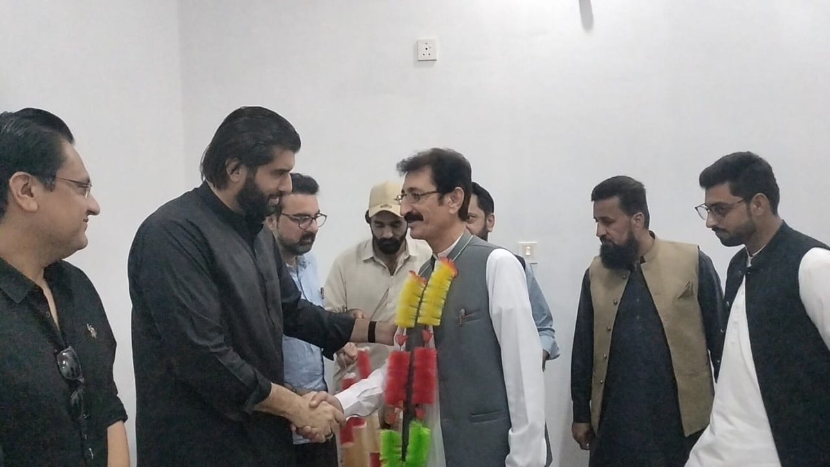 صدر پی ٹی آئی شمالی پنجاب ملک تیمور مسعود اکبر کی ضلعی صدر پی ٹی آئی قاضی احمد اکبر خان، جنرل سیکرٹری عاصر ملک اور سردار منصور کے ہمراہ 26 نومبر کے کیسز میں اٹک جیل میں 100 روز سے زائد قید کاٹ کر رہا ہونے والے بہادر اسیران سے ملاقات۔تمام اسیران کی قربانیوں پر اُنہیں خراجِ تحسین