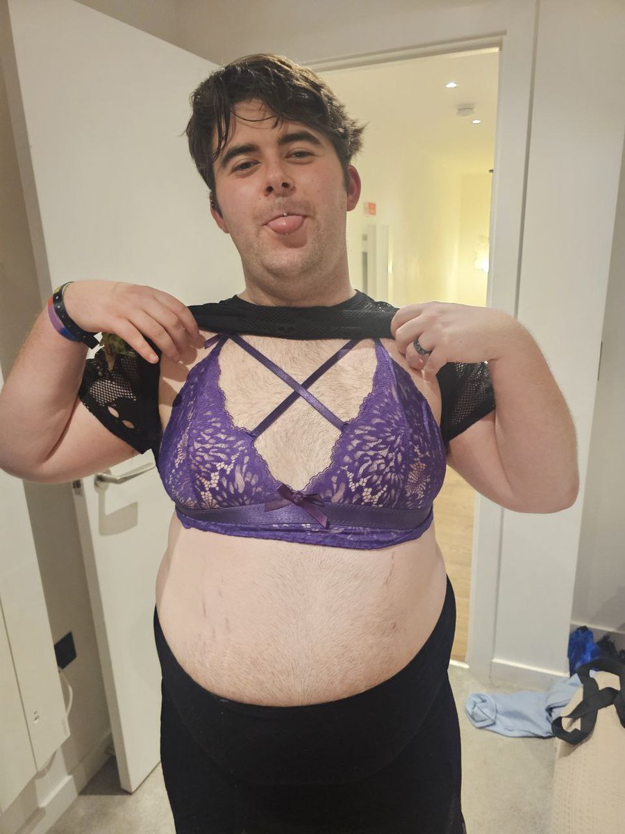 Night one of doggy weekend! Let's go! If you see me and wanna grab me feel free! 😈