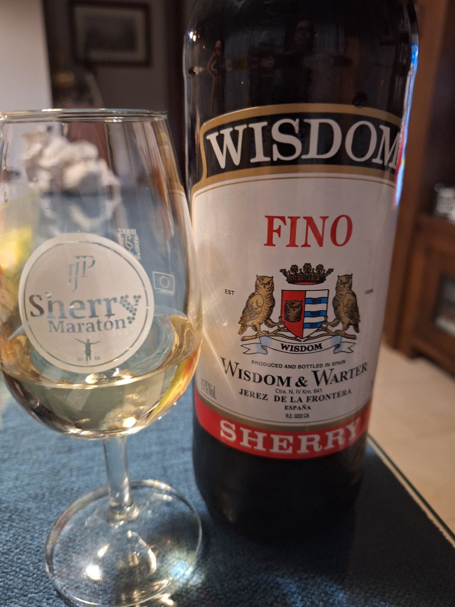 Sin duda un clásico en mi vida, y uno de los primeros vinos #WisdomWarter donde comencé mi contacto con la enologia, y lo mejor la gente que conocí en esa etapa, y en especial #MiJefe, #DonJaime, #UnSeñor, mejor tributo, una copa de su vino preferido #FinoLosBuhos <a href="/bodegastiopepe/">Tío Pepe</a>