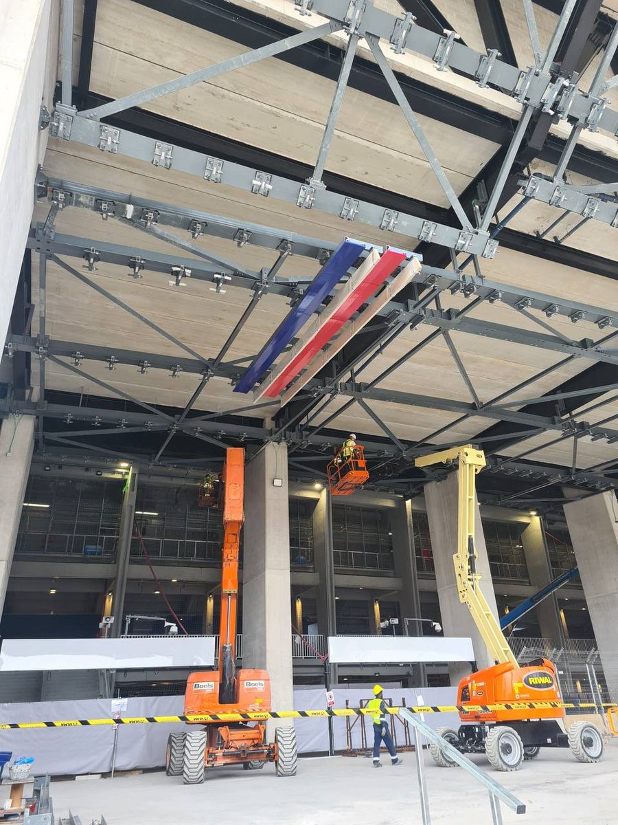 MD | بدأ برشلونة تركيب الصفائح الخزفية الزرقاء والحمراء التي ستمنح ملعب سبوتيفاي كامب نو مظهره الجديد 🏟️🔴🔵