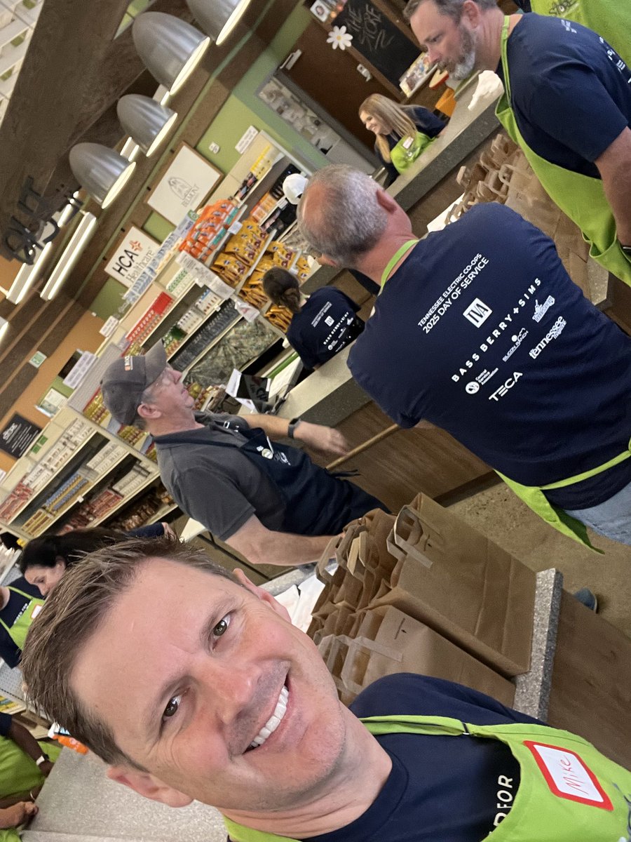 mikeknotts's tweet image. It was a great morning volunteering with my @TNELECTRIC colleagues. I am grateful to each of the 700 volunteers providing nearly 2,000 hours of service to Tennessee communities today. #TNcoopdayofservice