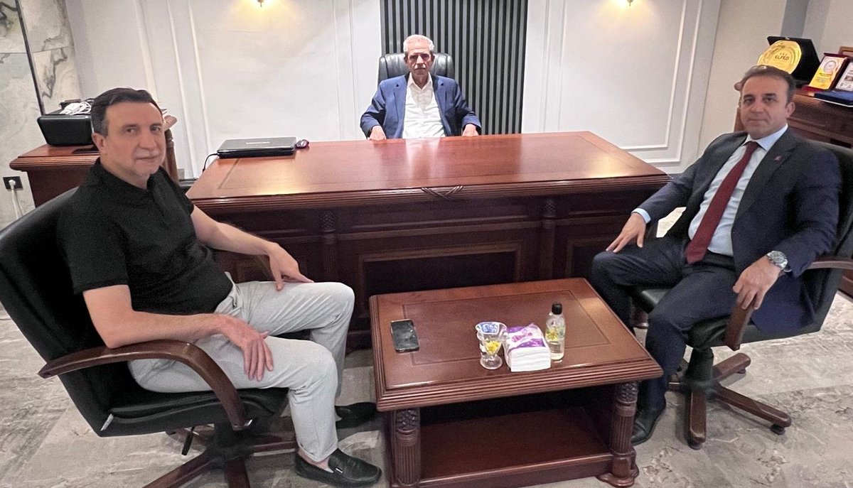 Şanlıurfa Kent Konseyi Başkanı Sayın Süleyman Hartavioğlu ile Yürütme Kurulu Üyesi, Haliliye Belediyesi Kurucu Belediye Başkanı olduğum dönemde     Haliliye Belediye Başkan Yardımcısı, dava ve yol arkadaşım Mehmet Selim Polatkan ziyaretimize teşrif ettiler.
Şanlıurfa'nın ve